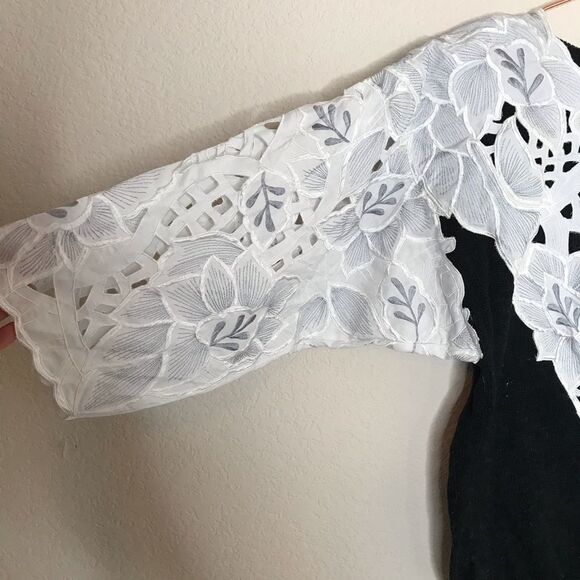 Vintage sweater with embroidered lace detailing - Picture 2 of 6